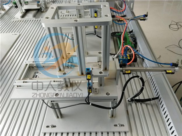 工業(yè)機(jī)器人與智能視覺(jué)系統(tǒng)應(yīng)用實(shí)訓(xùn)裝置,機(jī)器人實(shí)訓(xùn)臺(tái)，大供料單元